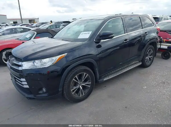 5TDZZRFH6JS266622 2018 TOYOTA HIGHLANDER - Image 2