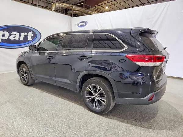 5TDZZRFH6JS276485 2018 TOYOTA HIGHLANDER - Image 2