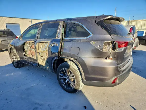 5TDZZRFH6JS281184 2018 TOYOTA HIGHLANDER - Image 2