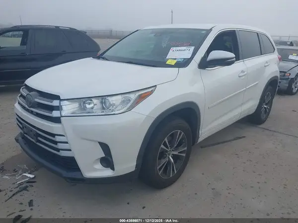5TDZZRFH7JS249702 2018 TOYOTA HIGHLANDER - Image 2