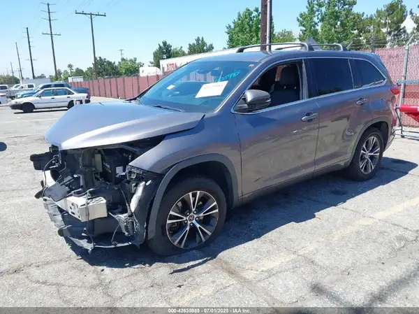 5TDZZRFH7JS250025 2018 TOYOTA HIGHLANDER - Image 2