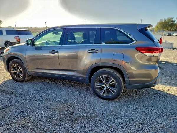 5TDZZRFH7JS254057 2018 TOYOTA HIGHLANDER - Image 2