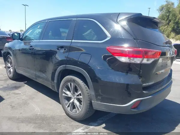 5TDZZRFH7JS265754 2018 TOYOTA HIGHLANDER - Image 2