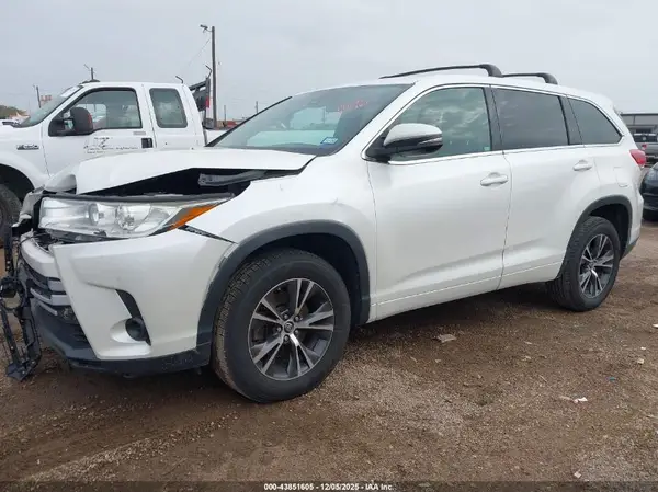 5TDZZRFH7JS285499 2018 TOYOTA HIGHLANDER - Image 2