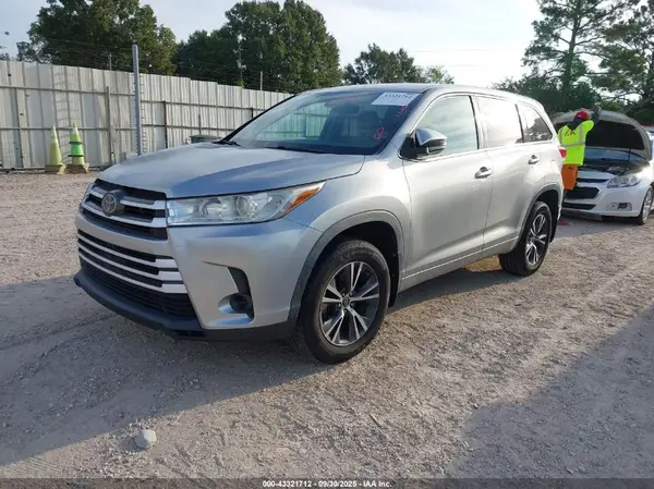 5TDZZRFH8HS199628 2017 TOYOTA HIGHLANDER - Image 2