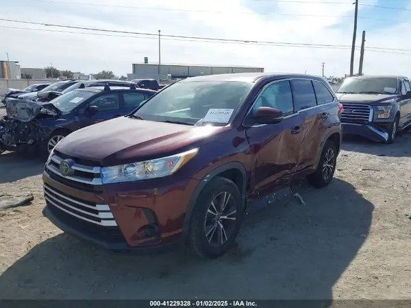 5TDZZRFH8JS251877 2018 TOYOTA HIGHLANDER - Image 2