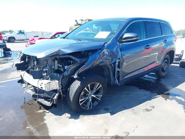 5TDZZRFH8JS253337 2018 TOYOTA HIGHLANDER - Image 2