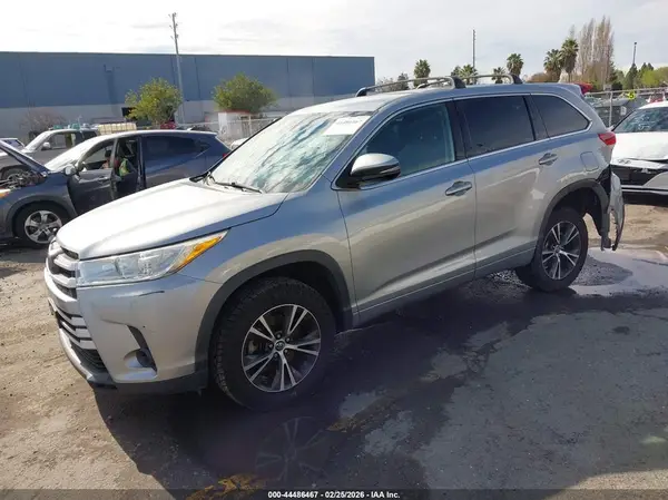 5TDZZRFH8JS279159 2018 TOYOTA HIGHLANDER - Image 2