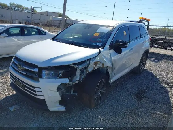 5TDZZRFH8KS305177 2019 TOYOTA HIGHLANDER - Image 2