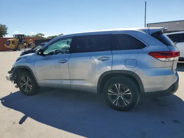 5TDZZRFH9JS238765 2018 TOYOTA HIGHLANDER - Image 2