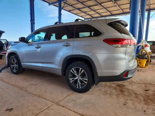 5TDZZRFH9JS256151 2018 TOYOTA HIGHLANDER - Image 2