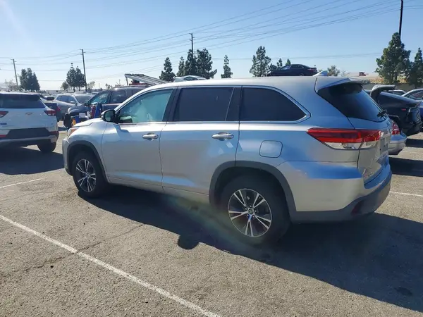 5TDZZRFH9JS257753 2018 TOYOTA HIGHLANDER - Image 2