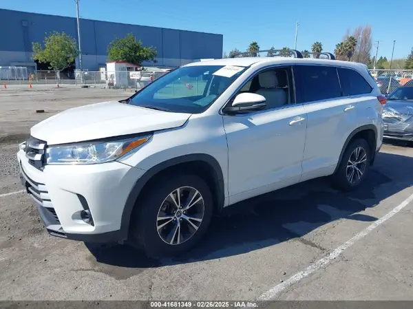 5TDZZRFH9JS278702 2018 TOYOTA HIGHLANDER - Image 2
