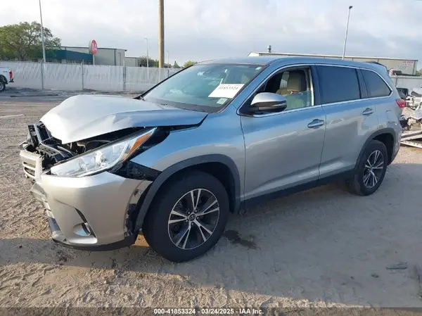 5TDZZRFH9KS345333 2019 TOYOTA HIGHLANDER - Image 2