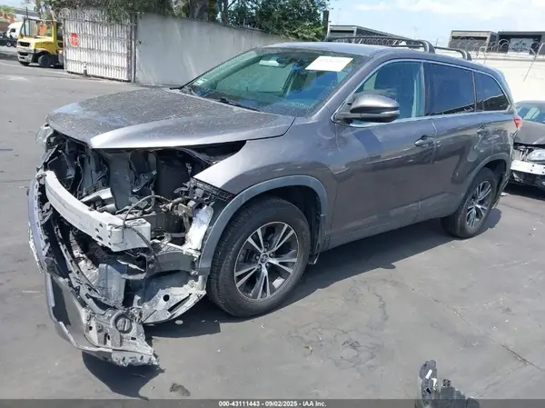 5TDZZRFH9KS349785 2019 TOYOTA HIGHLANDER - Image 2