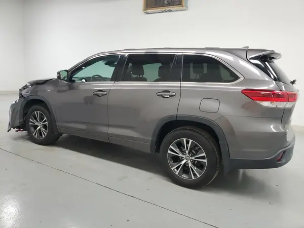5TDZZRFHXJS252674 2018 TOYOTA HIGHLANDER - Image 2