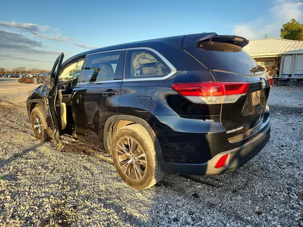 5TDZZRFHXJS258328 2018 TOYOTA HIGHLANDER - Image 2
