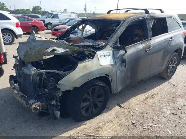5TDZZRFHXKS327102 2019 TOYOTA HIGHLANDER - Image 2