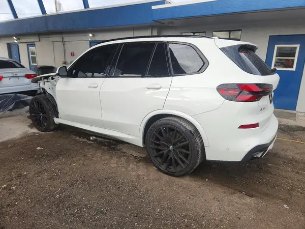 5UX13EU00R9U27883 2024 BMW X5 - Image 2