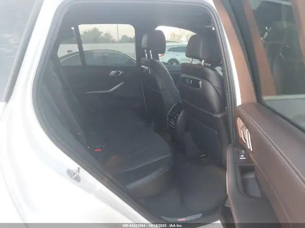 5UX13EU02S9X43727 2025 BMW X5 - Image 8