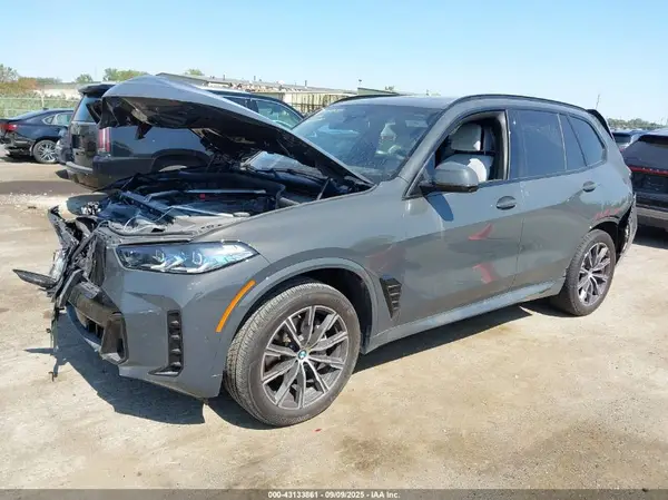 5UX13EU03S9X55742 2025 BMW X5 - Image 2