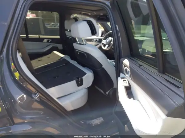 5UX13EU03S9X55742 2025 BMW X5 - Image 8