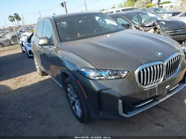 5UX13EU05S9X56651 2025 BMW X5 - Image 1