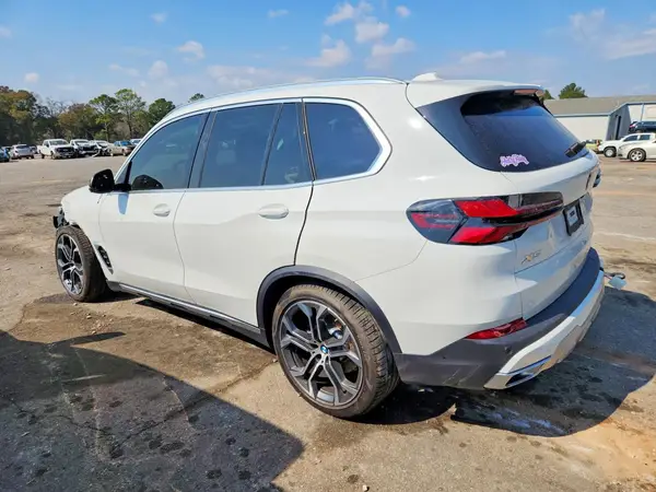 5UX13EU05T9053620 2026 BMW X5 - Image 2