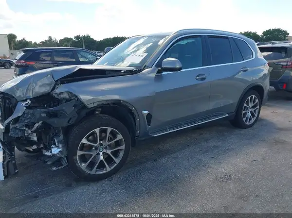 5UX13EU08R9U53812 2024 BMW X5 - Image 2