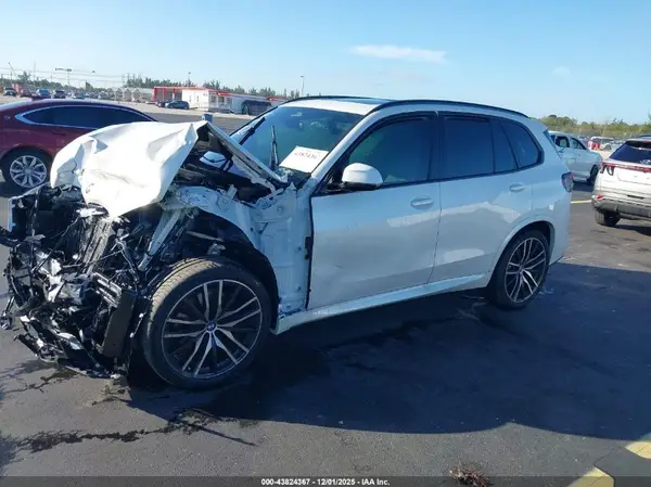 5UX13EU09S9Z84720 2025 BMW X5 - Image 2