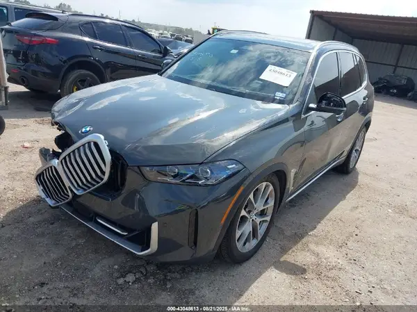 5UX13EU0XS9W62667 2025 BMW X5 - Image 2