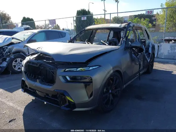 5UX23EM00R9T77331 2024 BMW X7 - Image 2