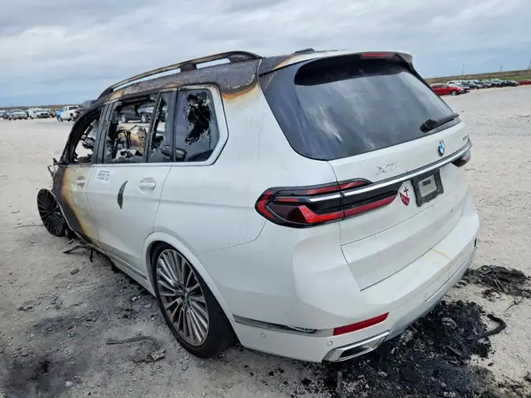 5UX23EM00R9T96445 2024 BMW X7 - Image 2
