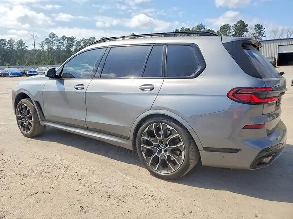 5UX23EM01R9S23534 2024 BMW X7 - Image 2