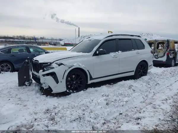 5UX23EM01R9T09989 2024 BMW X7 - Image 2
