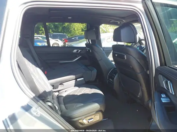 5UX23EM01R9T96521 2024 BMW X7 - Image 8