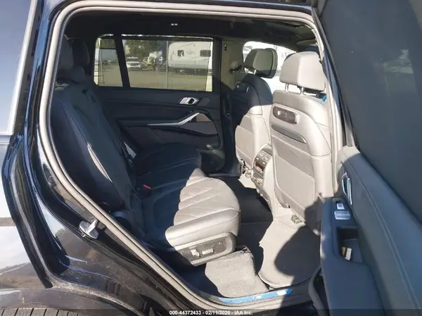 5UX23EM01R9V78400 2024 BMW X7 - Image 8