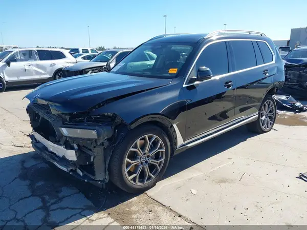 5UX23EM01S9W35832 2025 BMW X7 - Image 2