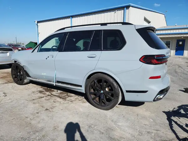 5UX23EM02P9P34795 2023 BMW X7 - Image 2