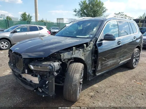 5UX23EM02R9S18519 2024 BMW X7 - Image 2