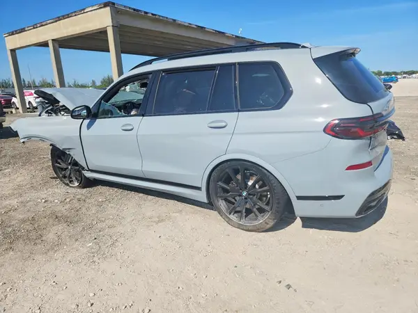 5UX23EM02T9328509 2026 BMW X7 - Image 2
