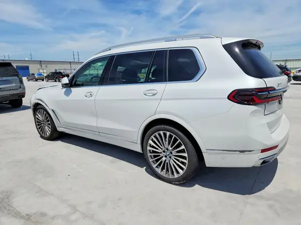 5UX23EM02T9330938 2026 BMW X7 - Image 2