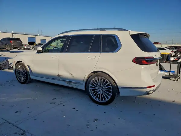 5UX23EM03T9198045 2026 BMW X7 - Image 2