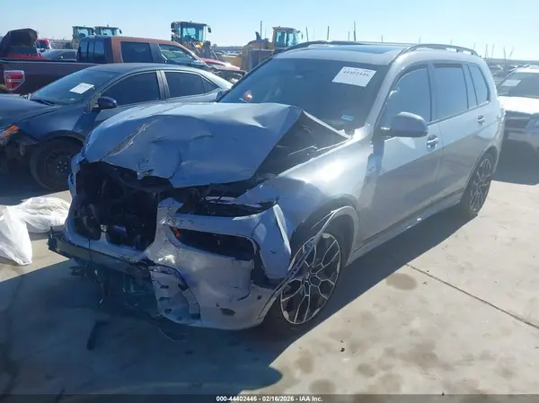 5UX23EM04R9U78193 2024 BMW X7 - Image 2
