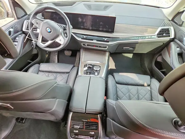 5UX23EM04R9V29834 2024 BMW X7 - Image 8