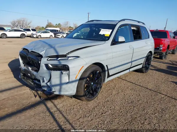5UX23EM04T9287980 2026 BMW X7 - Image 2