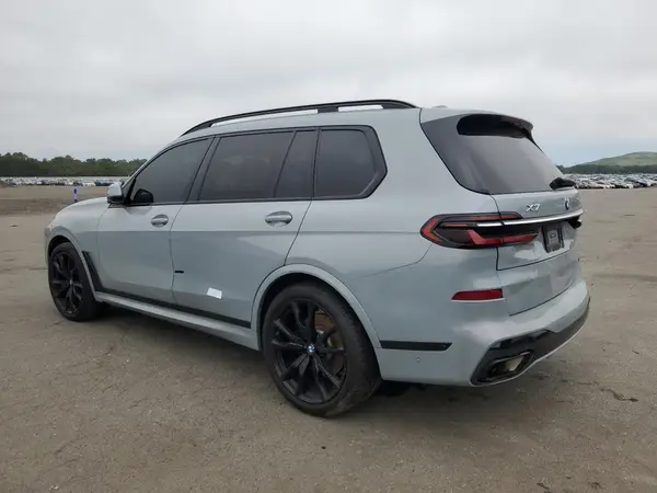 5UX23EM05P9R29807 2023 BMW X7 - Image 2