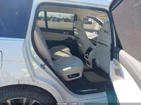 5UX23EM05R9U17855 2024 BMW X7 - Image 8
