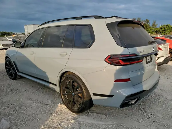 5UX23EM05S9Z60693 2025 BMW X7 - Image 2