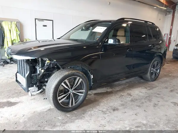 5UX23EM05T9330609 2026 BMW X7 - Image 2